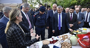 Edirne'de Vali Sezer kırsalda takibi bırakmıyor
