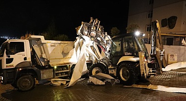 Gemlik'te çatısı uçan okula belediye ekiplerinden müdahale