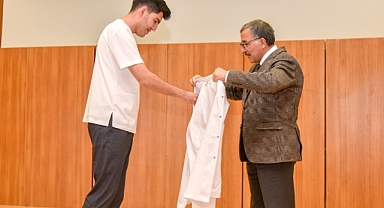 GENÇ DİŞ HEKİMLERİ BEYAZ ÖNLÜKLERİNİ TÖRENLE GİYDİ
