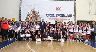 OKUL SPORLARI YILDIZLAR VOLEYBOLDA KUPALAR SAHİPLERİNİ BULDU