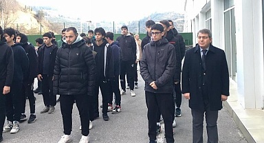 Şehitler için okullar saygı duruşunda