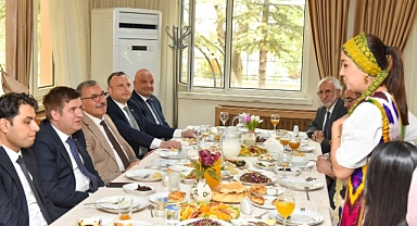 ÖZBEK ÖĞRENCİLER KARAMAN'DA