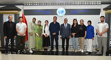 ÖZBEK ÖĞRENCİLERDEN REKTÖR GAVGALI'YA ZİYARET
