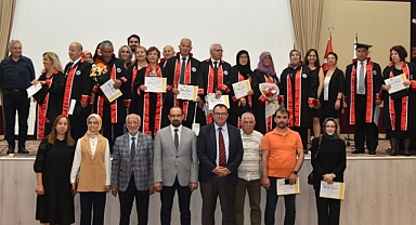 Mezuniyet Coşkularını Keplerini Havaya Atarak Yaşadılar