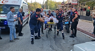Sokak ortasında kavgaya tutuşan 2 kişi aynı bıçakla birbirini ağır yaraladı