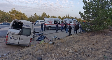 Karaman’da tarım işçilerini taşıyan minibüs devrildi:1'i Çocuk 2 ölü, 13 yaralı