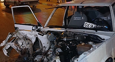 Karaman'da trafik kazası yoldan çıkan araç direğe çarparak yola savruldu: 2 yaralı