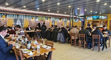 Para almakla suçladığı gazetecileri kahvaltıda misafir etti