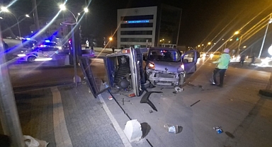 Karaman’da hafif ticari araçla çarpışan otomobil yan yattı: 4 yaralı