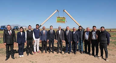 Vali Çiçekli'den Kızılkuyu Köyü Çiçek Bahçesine Ziyaret
