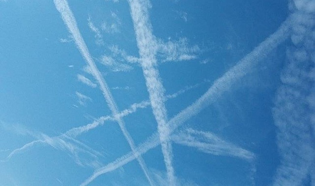 Karaman Semalarında Gizemli Uçak İzleri Merak Uyandırdı