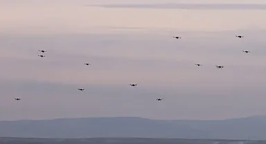 Türkiye'de ilk! Sürü İHA’lar gerçek mühimmatla hedefi vurdu