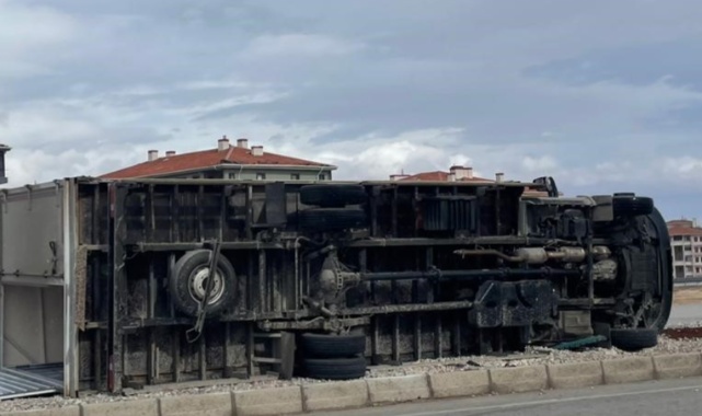 Karaman’da Fırtına Hayatı Olumsuz Etkiledi: Kamyonet Devrildi, Çatılar Uçtu, Ağaçlar Devrildi