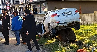 Düzce’de kontrolden çıkan otomobil kayaya çarptı: 2 yaralı!
