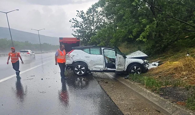 Yağış nedeniyle savrulan otomobil kaza yaptı