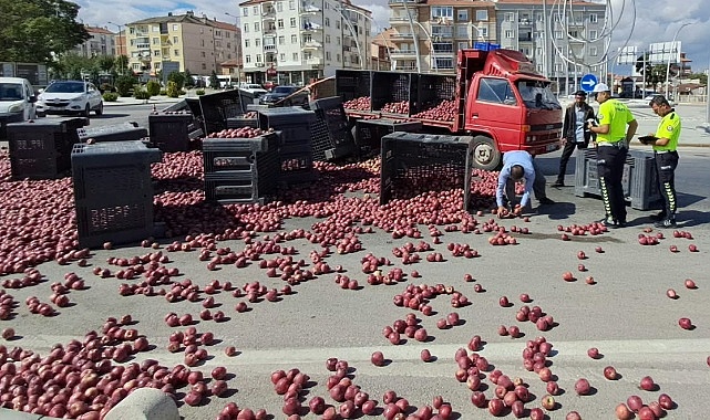 Karaman’da 5 Ton Elma Yola Saçıldı!