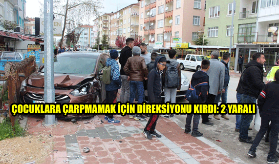 Çocuklara çarpmamak için direksiyonu kırdı direğe çarptı