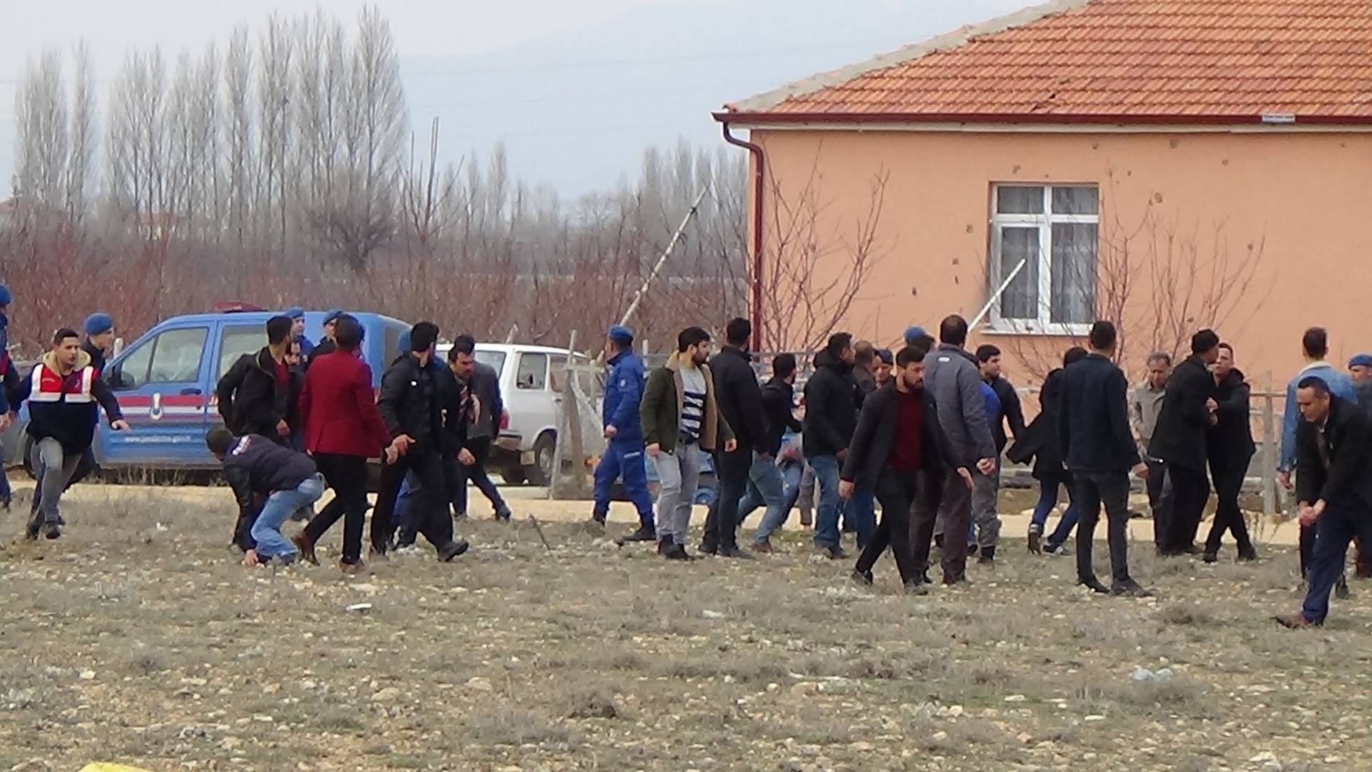 Cinayet Zanlısının Evini taşladılar.