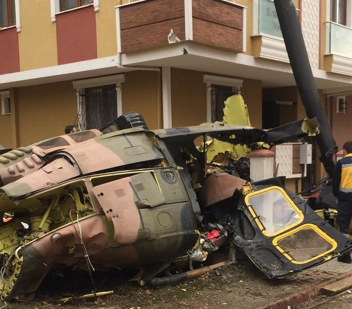 İstanbul'da askeri helikopter düştü