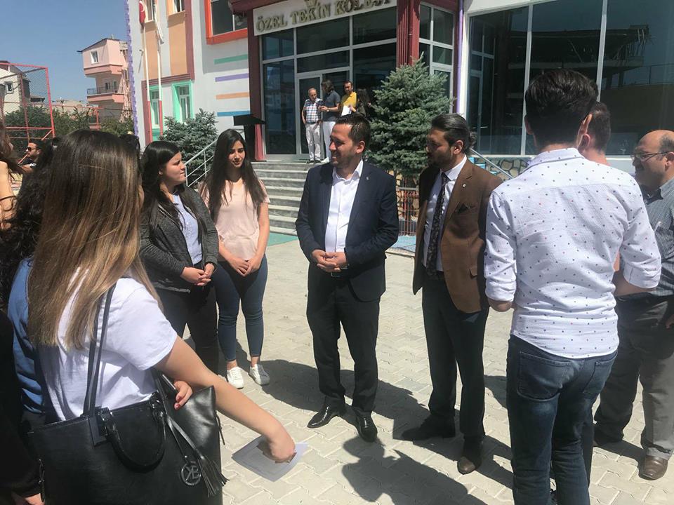 AK Parti Milletvekili Adayı Selman Oğuzhan Eser, Öğrencilerin Karne Sevincini Paylaştı