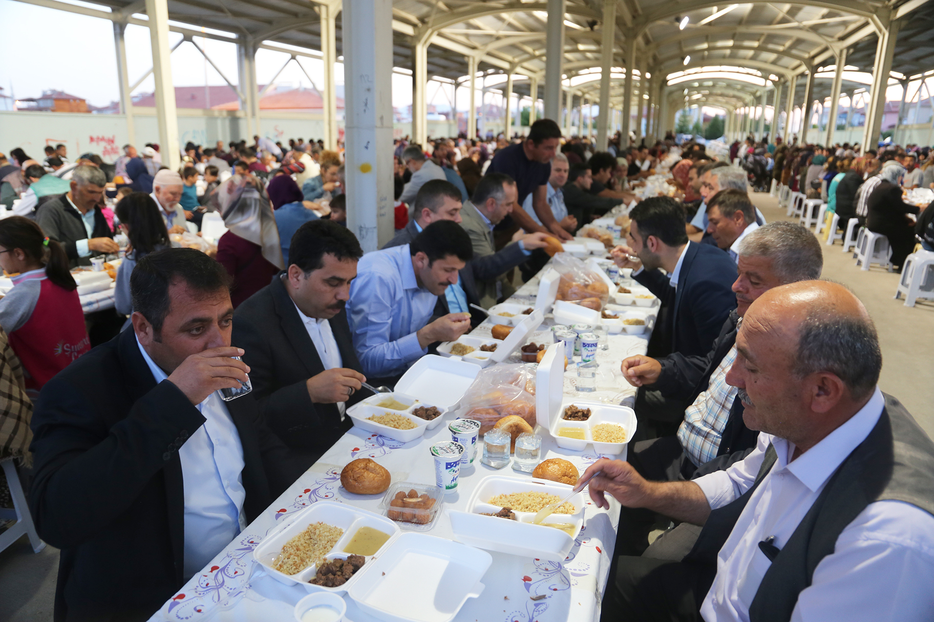 İFTAR SOFRASI LARENDE MAHALLESİ'NE KURULDU