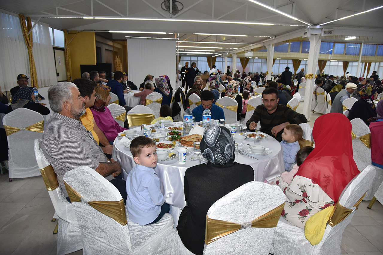 Şehit Aileleri ve Gaziler Vali Meral'den İftar Yemeği