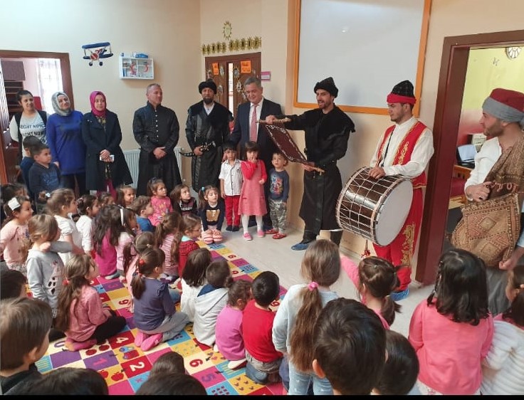 SINIFLARDA KARAMANOĞLU MEHMET BEY'İN FERMANINI OKUTTU