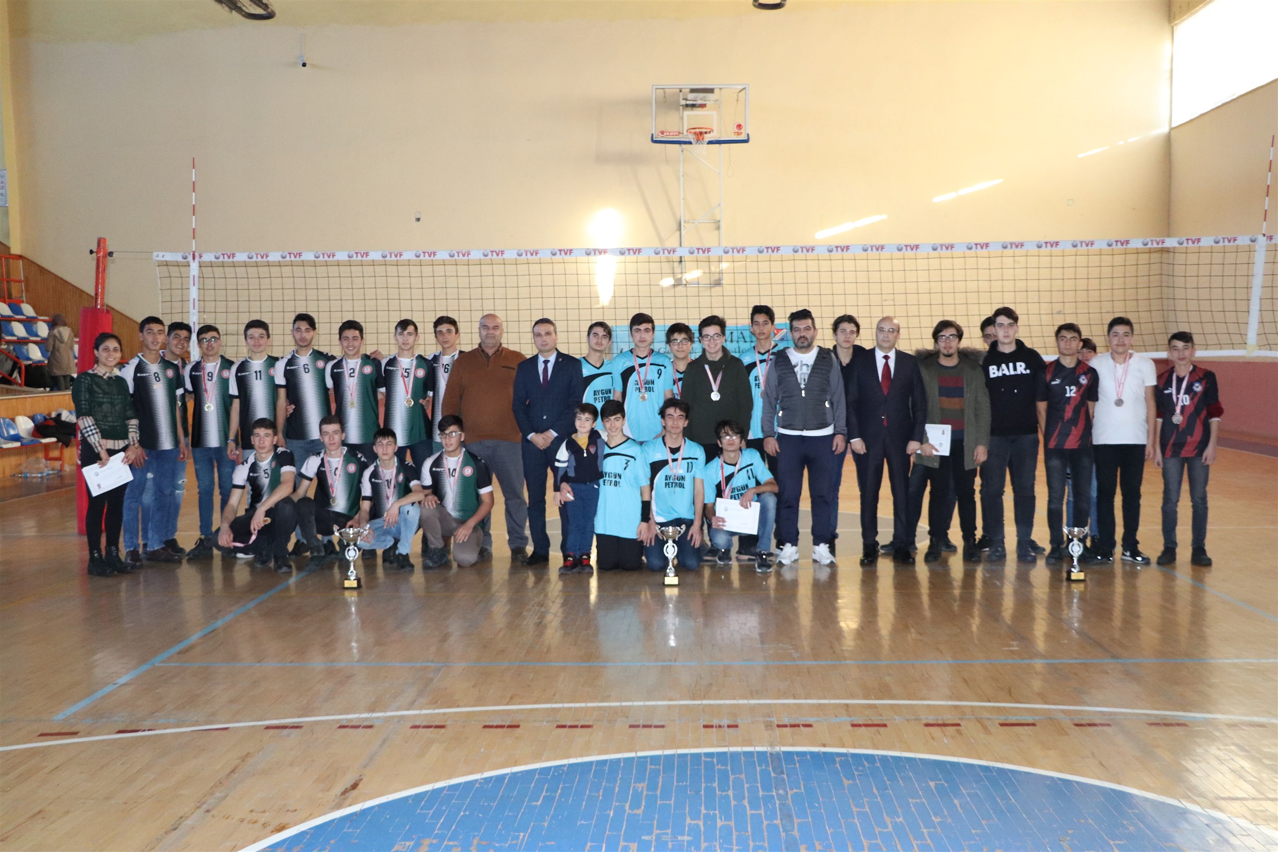 GENÇ ERKEKLER VOLEYBOLDA ŞAMPİYON SPOR LİSESİ