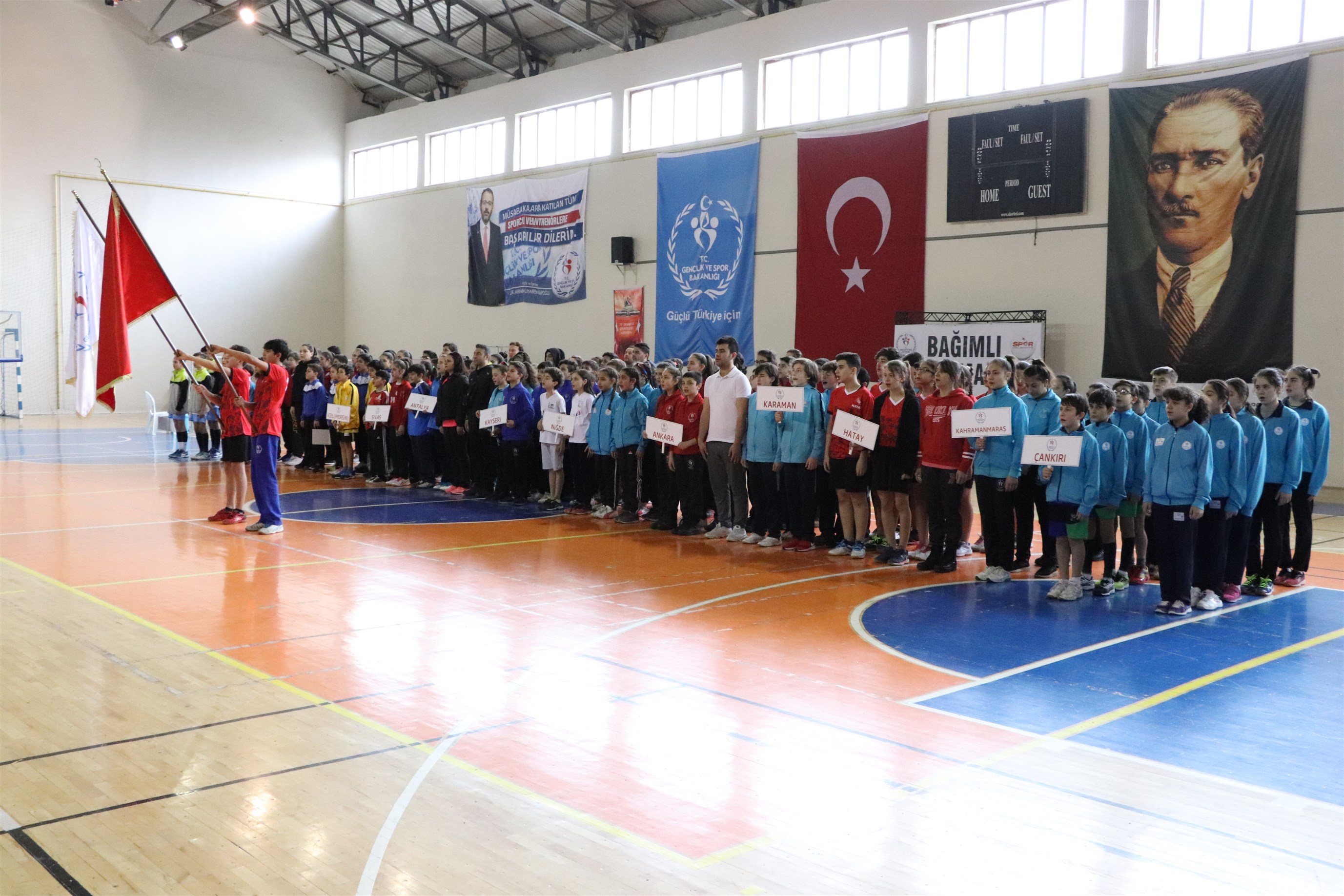 Anadolu Yıldızlar Ligi Badminton Çeyrek Final müsabakaları Karaman'da başladı.