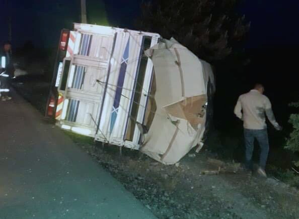 Karaman'da kamyonet devrildi: 2 yaralı