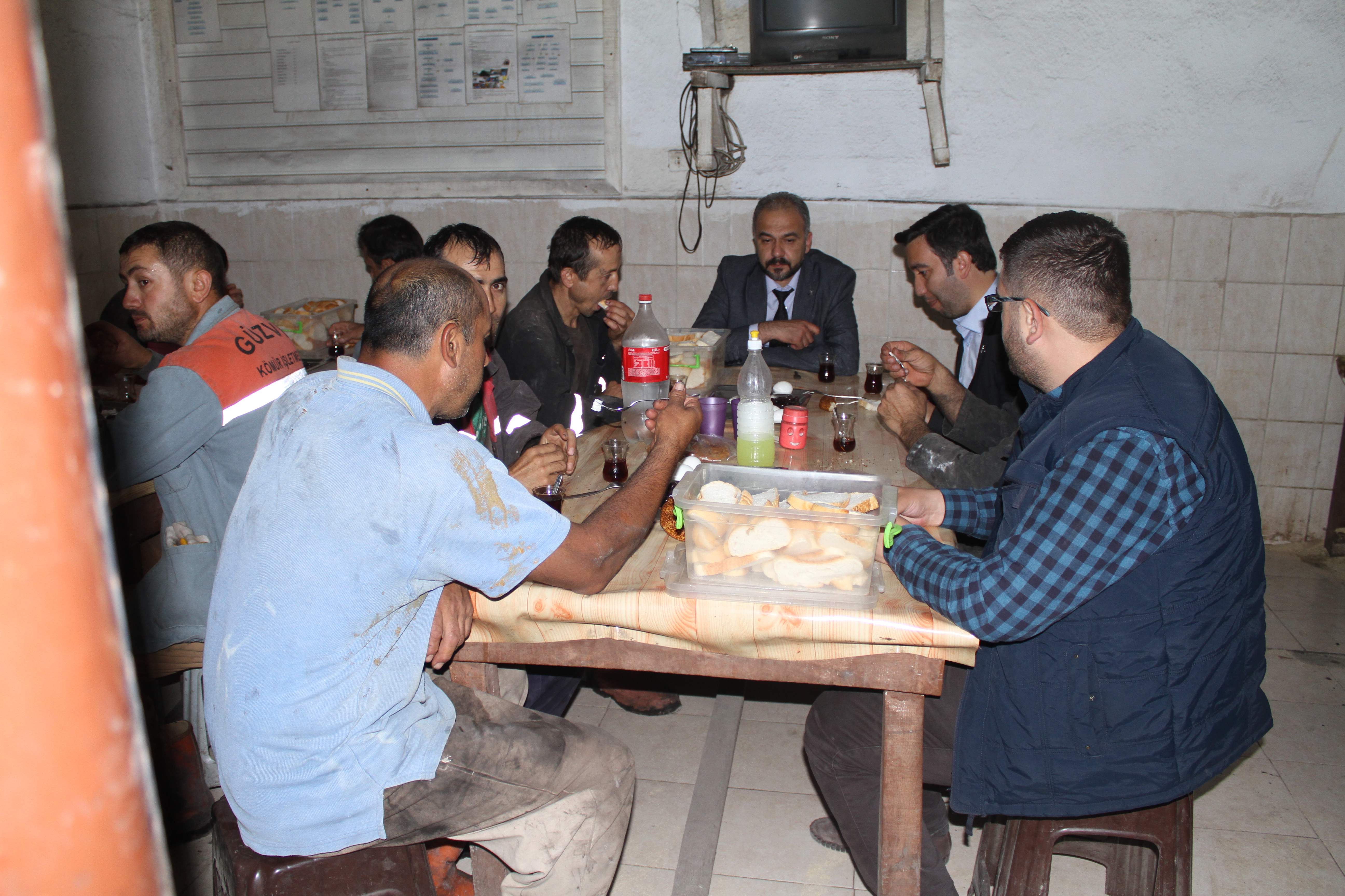 AK Parti Adayı Hüseyin Mutlu Maden İşçileri Birlikte Sahur Yaptı