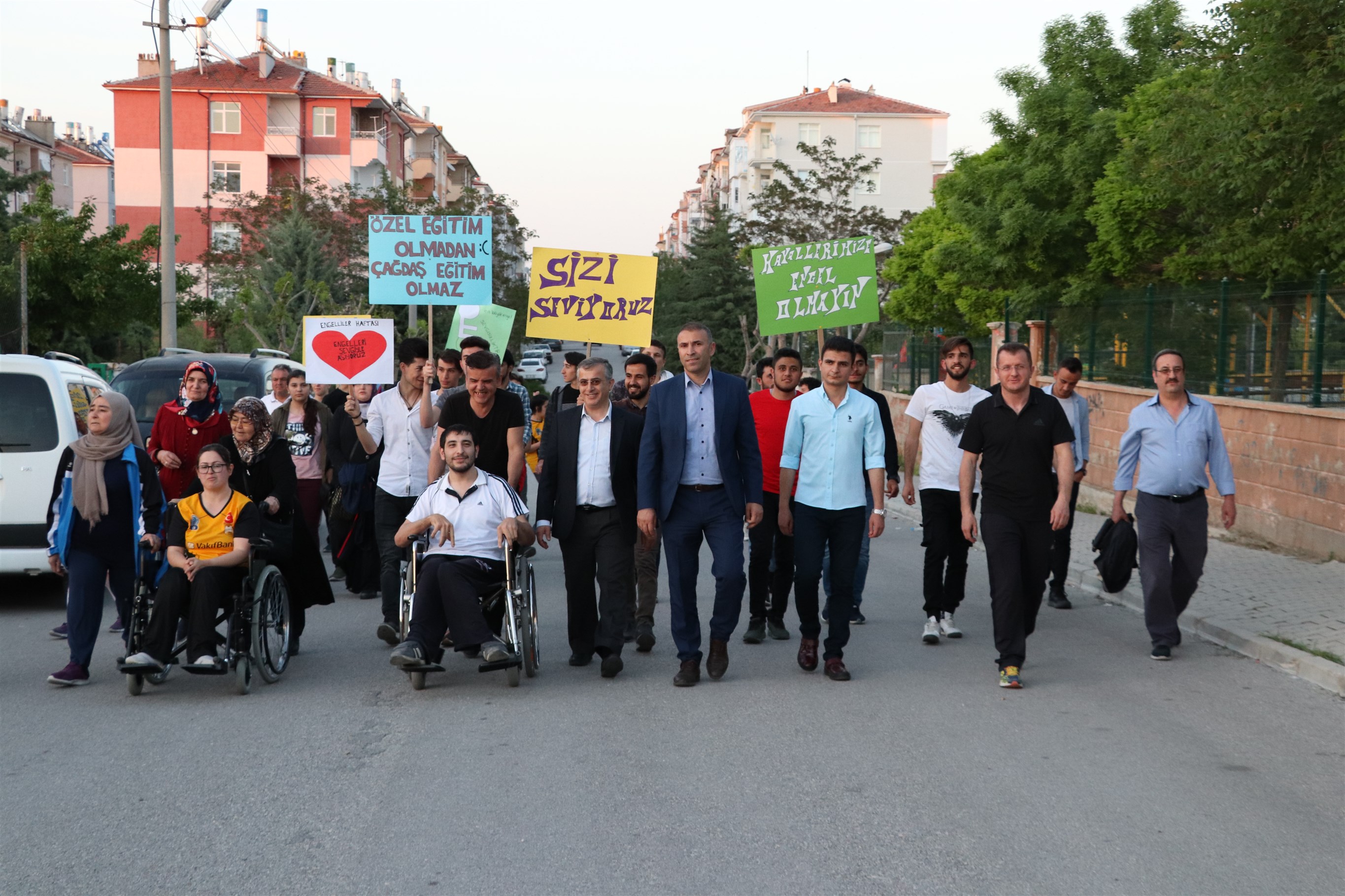 KYK'LI GENÇLER 'ENGELLİLER HAFTASI'NI UNUTMADI
