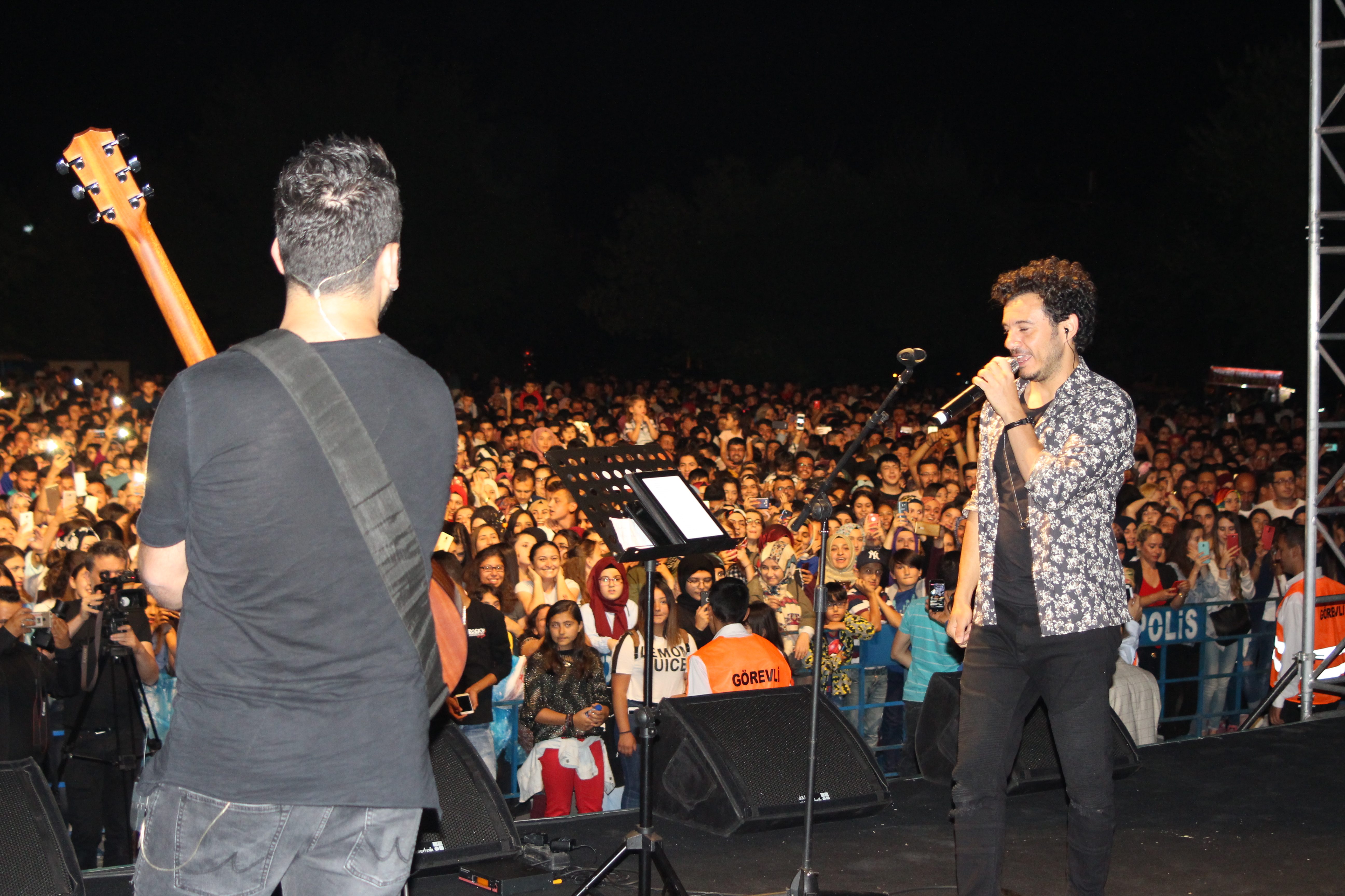 Buray, Karamanlı hayranlarına unutulmaz bir gece yaşattı