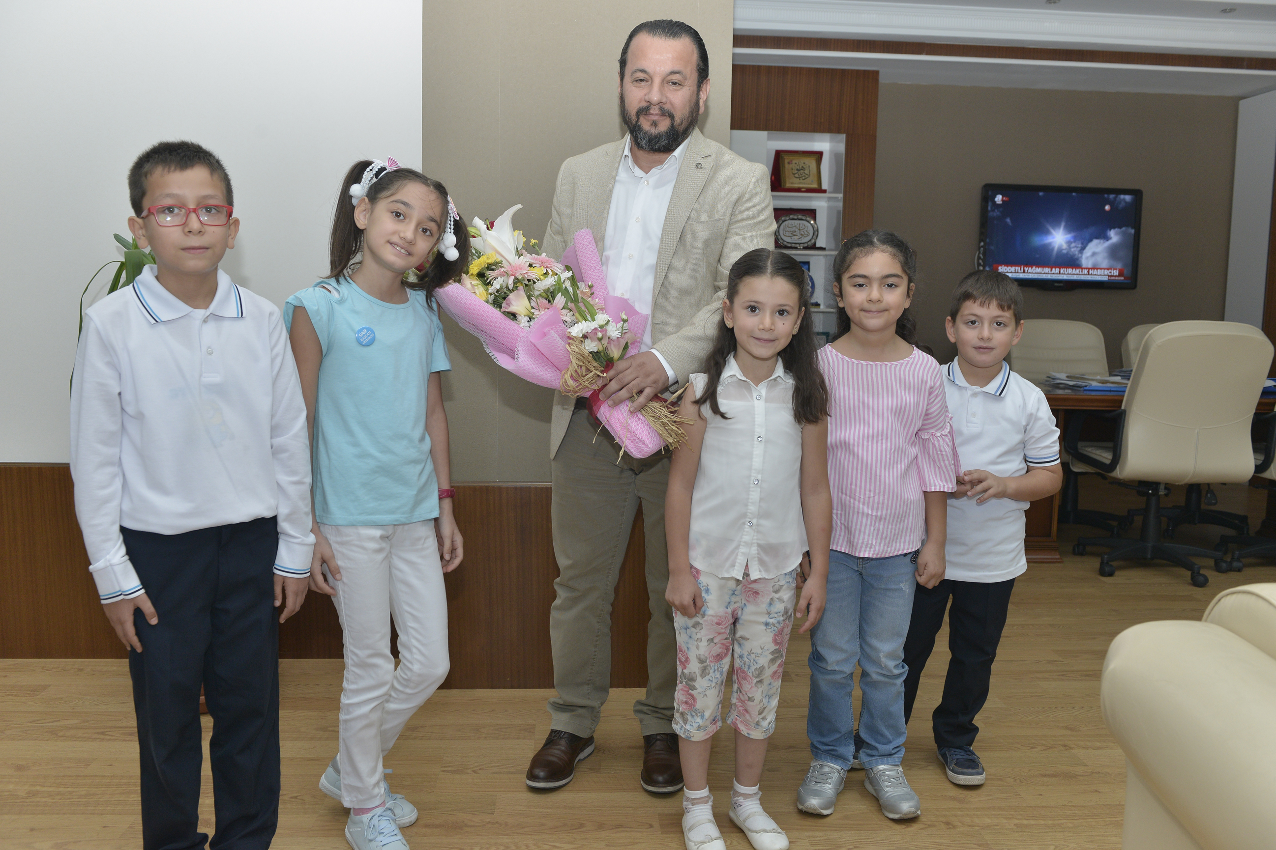 İLKOKUL ÖĞRENCİLERİNDEN REKTÖR AKGÜL'E ZİYARET