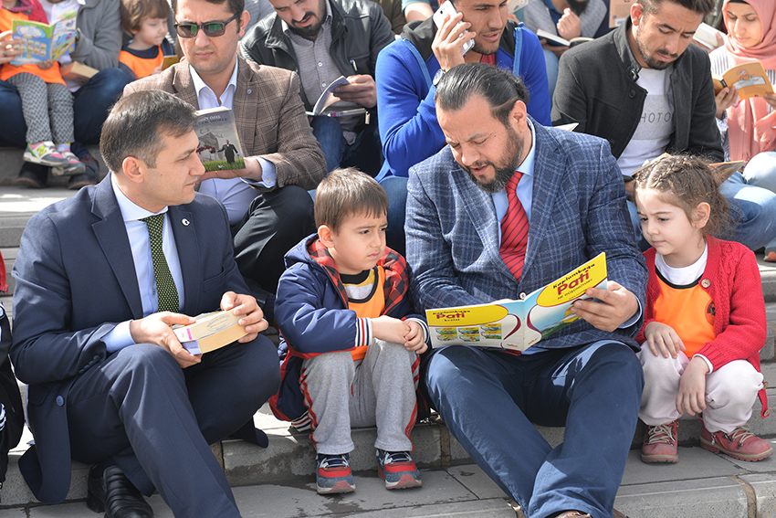 BÜYÜKLER KÜÇÜKLERE MASAL OKUDU