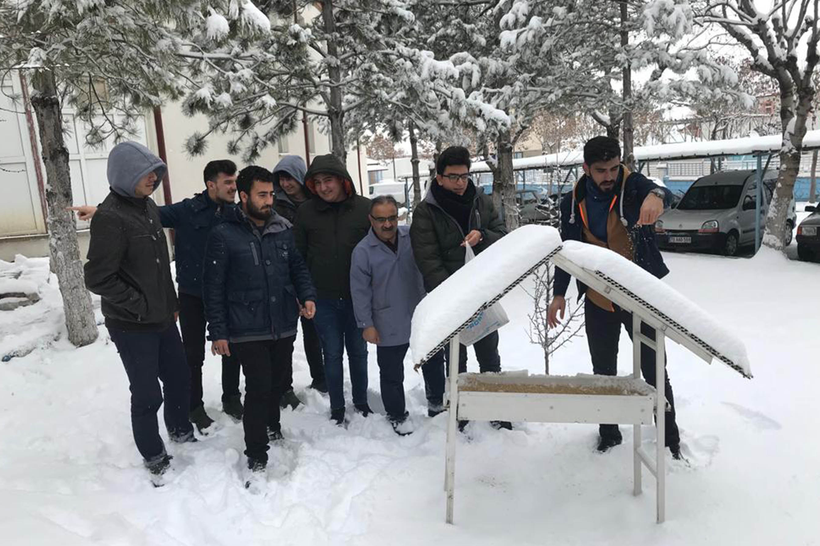 YİYECEK BULAMAYAN KUŞLAR İÇİN SEFERBER OLDULAR