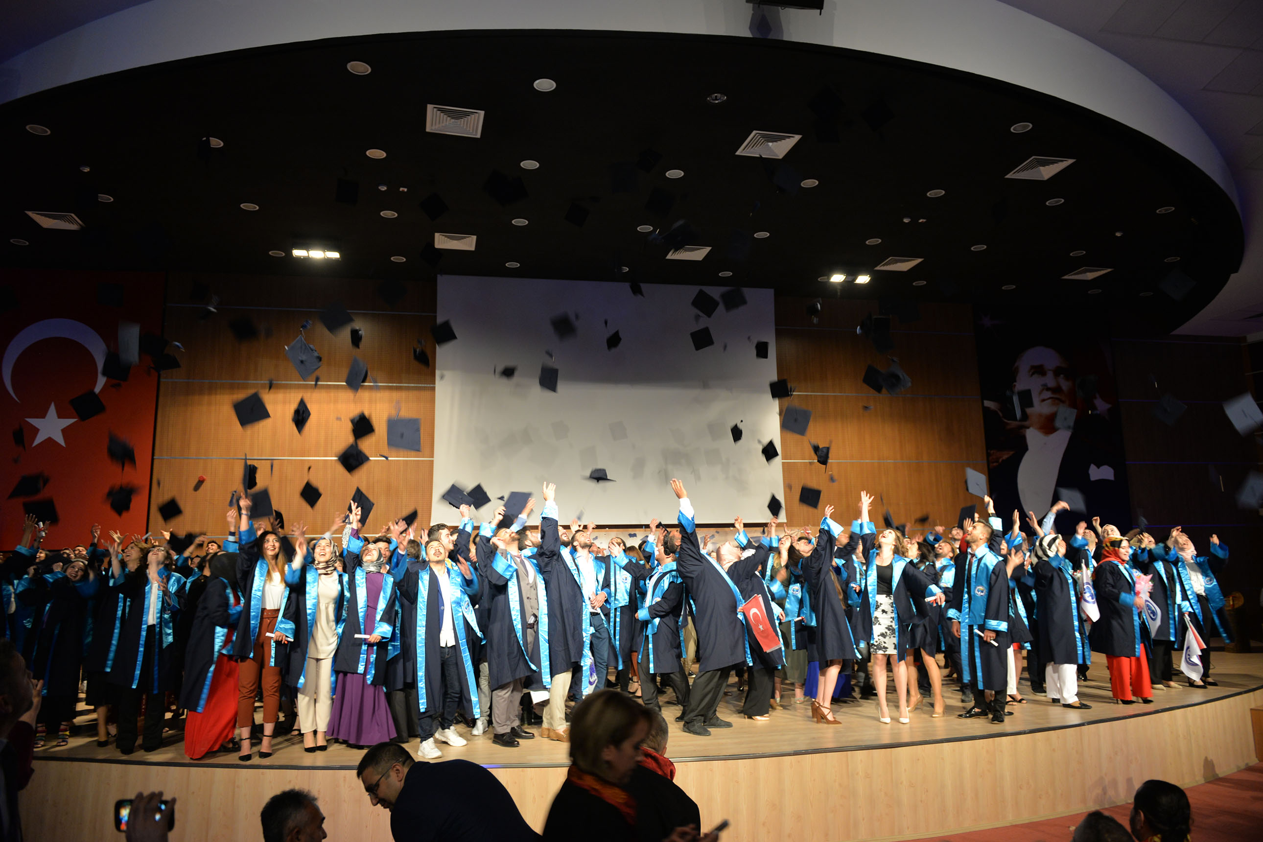MESLEK YÜKSEKOKULUNDAN MEZUNİYET COŞKUSU