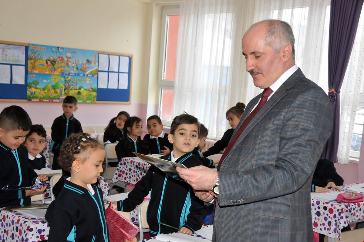 VALİ MERAL, ÖĞRENCİLERİN KARNE SEVİNCİNİ PAYLAŞTI