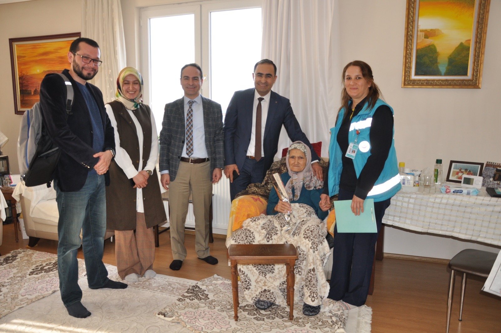 Arslan, evde bakım hizmeti alan yaşlıları ziyaret etti