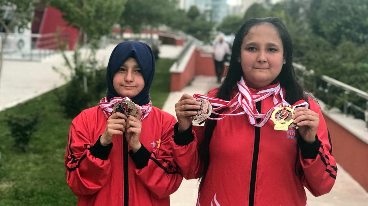 Emine ve Aside Öztürk kardeşler Yüzümüzü Güldürdü