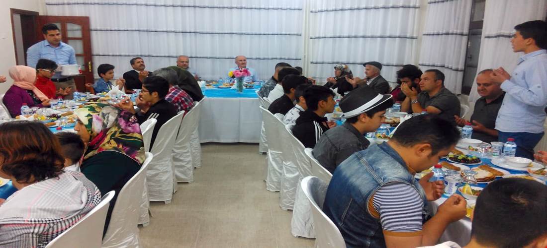 Vali Meral, Sevgi Evlerinde kalan çocuklarla iftar yaptı