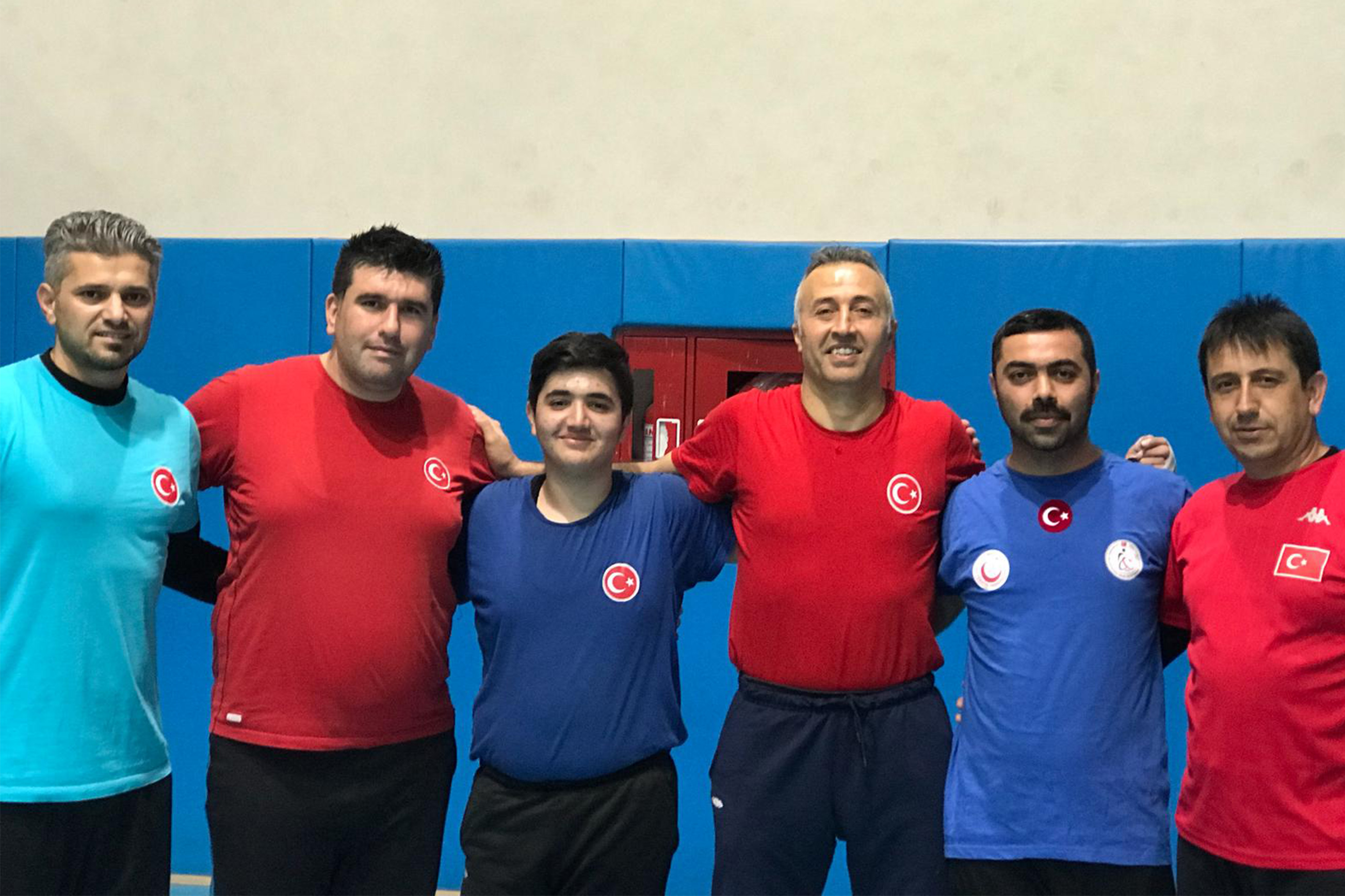 OTURARAK VOLEYBOL MİLLİ TAKIM KAPTANLIĞINA METİN KARACA GETİRİLDİ