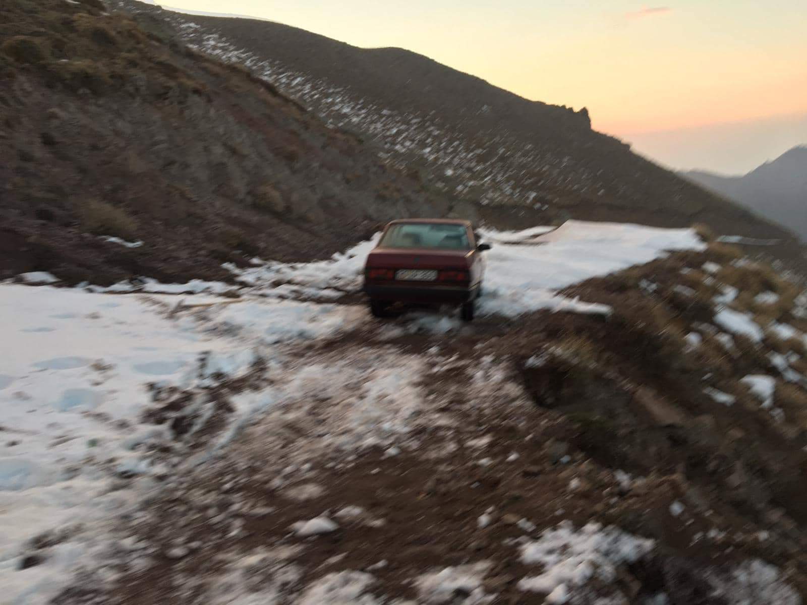 Yanlışlıkla Karadağ'a çıktılar kar'a saplandılar