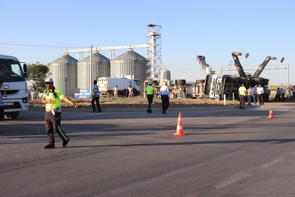 Devrilen beton mikserini kaldırmaya gelen kurtarıcıda devrildi: 1 yaralı