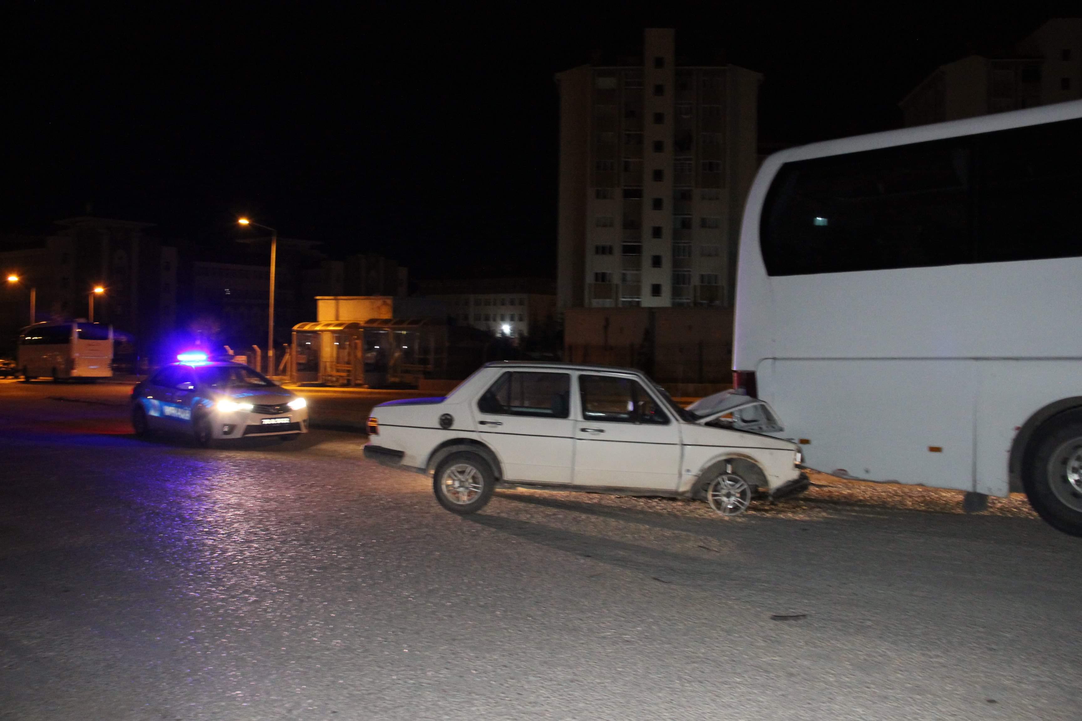 Park halindeki otobüse çarptı: 1'i ağır 2 yaralı