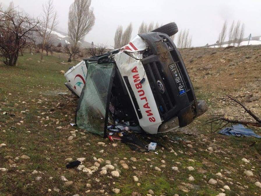 Hasta sevkinden dönen ambulans şarampole devrildi: 3 yaralı