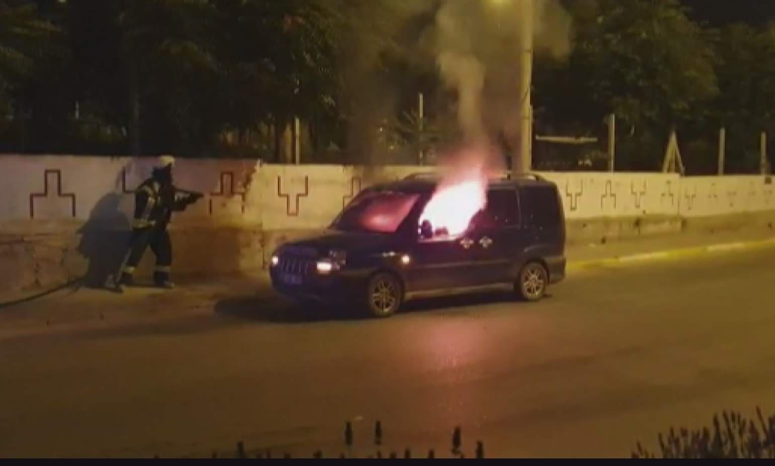 Karaman'da park halindeki hafif ticari araç yandı