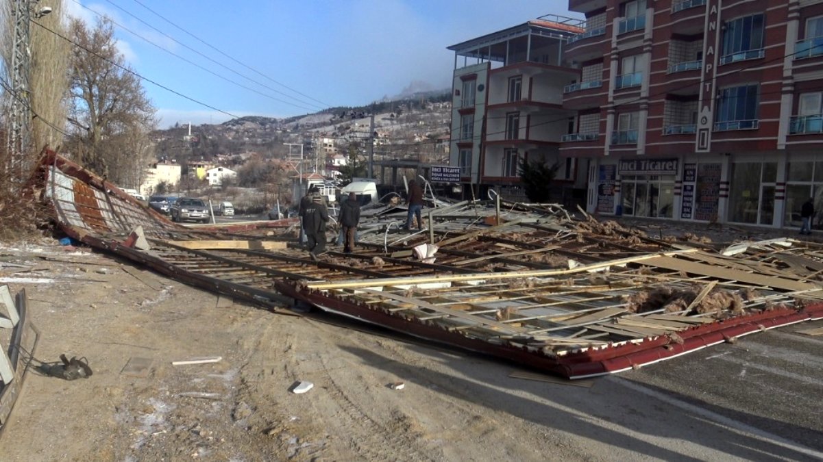 Şiddetli rüzgar Güneyyurt'da 4 katlı binanın çatısını uçurdu